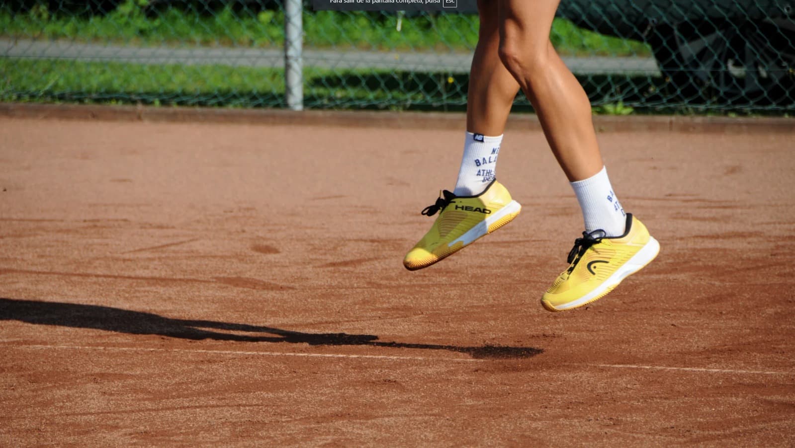 Tennisschuhe auf dem Platz
